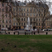 รูปภาพถ่ายที่ Manezhnaya Square โดย Boris M. เมื่อ 5/9/2013