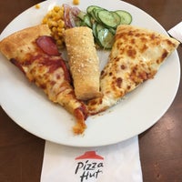Photo taken at Pizza Hut by Rafael T. on 5/17/2018