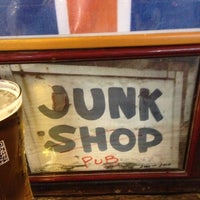 รูปภาพถ่ายที่ The Junk Pub โดย Nic เมื่อ 1/15/2013