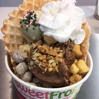 Photo taken at sweetFrog Premium Frozen Yogurt (W 43rd St) by Judy B. on 9/8/2021