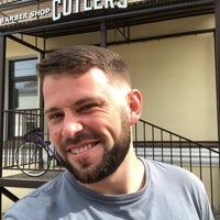 Foto tirada no(a) Cutlers Barber shop por Ilya U. em 7/19/2019