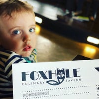 Foto tirada no(a) Foxhole Culinary Tavern por Q M. em 11/5/2017
