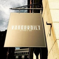 8/3/2017 tarihinde Vanderbilt Kitchen &amp; Barziyaretçi tarafından Vanderbilt Kitchen &amp; Bar'de çekilen fotoğraf