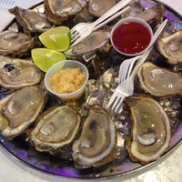 Foto scattata a Marcos Seafood &amp;amp; Oyster Bar da Carrie L. il 10/25/2014