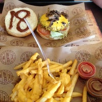 Снимок сделан в 18th Century Burger пользователем Lusanna A. 5/3/2013