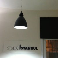 Foto tirada no(a) Studio Istanbul por Andreas Z. em 8/26/2013