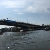 Photo taken at ท่าเรือข้ามฟากสะพานพระปิ่นเกล้า (ฝั่งธนบุรี) Phra Pin Klao Bridge (Thon Buri) Cross River Ferry Pier by 🐔 xxdgdf A. on 5/5/2019