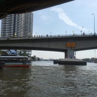 Photo taken at ท่าเรือข้ามฟากสะพานพระปิ่นเกล้า (ฝั่งธนบุรี) Phra Pin Klao Bridge (Thon Buri) Cross River Ferry Pier by 🐔 xxdgdf A. on 5/5/2019
