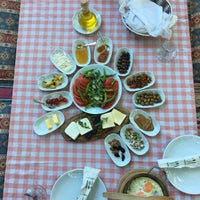 Foto scattata a Derin Bahçe Restaurant da Erdoğan T. il 9/4/2018