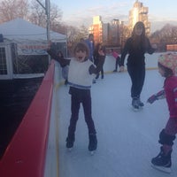 12/22/2013 tarihinde Lou F.ziyaretçi tarafından McCarren Ice Rink'de çekilen fotoğraf