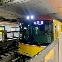 Photo taken at 青山一丁目駅 1-2番線ホーム by てっしー on 6/19/2021