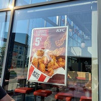 Foto tirada no(a) KFC por Tom R. em 6/9/2021