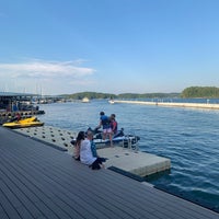 7/16/2022 tarihinde Conleth M.ziyaretçi tarafından Pelican Pete&amp;#39;s Floating Bar &amp;amp; Grill on Lake Lanier'de çekilen fotoğraf