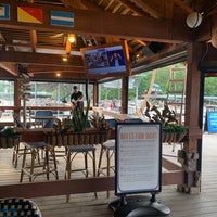Foto tirada no(a) Pelican Pete&amp;#39;s Floating Bar &amp;amp; Grill on Lake Lanier por Conleth M. em 8/18/2022