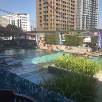 Photo taken at Swimming Pool @ DoubleTree by Hilton Sukhumvit Bangkok by Richard H. on 3/9/2019