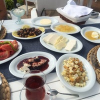 Снимок сделан в Deniz&amp;#39;in Mutfağı Balık Restoran пользователем Kamer 6/2/2015