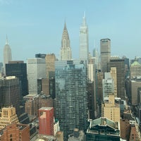 รูปภาพถ่ายที่ Millennium Hilton New York One UN Plaza โดย Esmeralda M. เมื่อ 7/18/2023