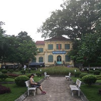 Photo taken at Thư Viện Quận Hoàn Kiếm by Chansoo K. on 8/13/2015