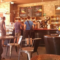6/29/2013 tarihinde Hanna K.ziyaretçi tarafından East Village Coffee Lounge'de çekilen fotoğraf