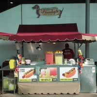 Photo prise au Franky&#39;s Gourmet Hot Dogs par Joe S. le12/31/2012