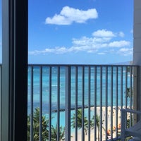 Das Foto wurde bei Pacific Beach Hotel Waikiki von Mohammad A. am 8/12/2017 aufgenommen