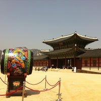 Photo taken at Gyeongbokgung Palace by Catherine L. on 4/17/2013