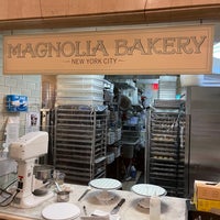 Photo taken at Magnolia Bakery by Luiz G. on 10/31/2022