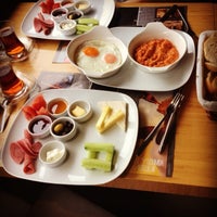 รูปภาพถ่ายที่ MoD Cafe&amp;amp;Restaurant โดย İstanbul Kazan Ben Kepçe เมื่อ 3/17/2013