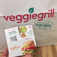 รูปภาพถ่ายที่ Veggie Grill โดย Sarah L. เมื่อ 4/20/2023