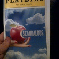 Foto tomada en Scandalous on Broadway  por Edward B. el 11/17/2012