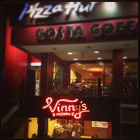 รูปภาพถ่ายที่ Vinny&amp;#39;s Pizzeria โดย Moataz K. เมื่อ 3/15/2013