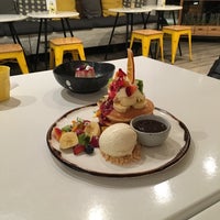 รูปภาพถ่ายที่ Honey Badger Dessert Cafe โดย CheetZz Z. เมื่อ 7/19/2019