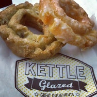 2/17/2014にveejayeがKettle Glazed Doughnutsで撮った写真