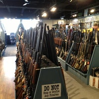 Foto scattata a Collectors Firearms da Jimmy D. il 12/20/2012