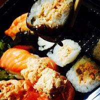 12/14/2013 tarihinde Miguel J.ziyaretçi tarafından Sushi in Kasa Delivery'de çekilen fotoğraf