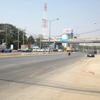 Photo taken at BMTA Bus Stop แยกพัฒนาการ (Phattanakarn Intersection) by โอรีโอ้ โ. on 1/21/2013