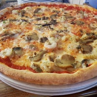 7/17/2017 tarihinde Pizzeria Santaluciaziyaretçi tarafından Pizzeria Santalucia'de çekilen fotoğraf
