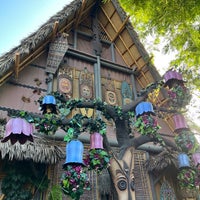Photo taken at Walt Disney&amp;#39;s Enchanted Tiki Room by Janna H. on 10/13/2022