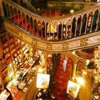 Das Foto wurde bei Livraria Lello von Maria S. am 4/22/2013 aufgenommen