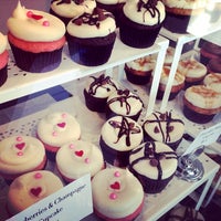 Foto diambil di Hapa Cupcakes oleh Annie pada 2/16/2014