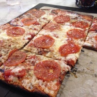 รูปภาพถ่ายที่ TRUE Crafted Pizza โดย Stacey R. เมื่อ 10/26/2013