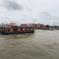 Photo taken at เรือข้ามฟาก ท่าช้าง-วังหลัง by Manita A. on 8/25/2018