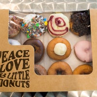 Снимок сделан в Peace, Love and Little Donuts of Southlake пользователем Peace, Love and Little Donuts of Southlake 7/28/2017