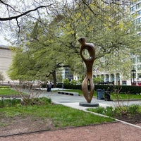 Photo taken at Sculpture Garden - Art Institute of Chicago by Zeynep B. on 4/25/2021