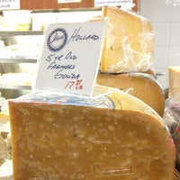 Foto tomada en Ideal Cheese Shop  por George B. el 2/13/2013