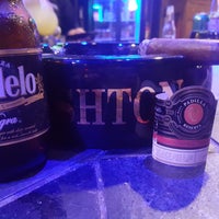 Foto tirada no(a) Elite Cigar Cafe por iliana em 7/28/2017