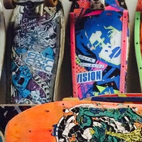 รูปภาพถ่ายที่ Santa Cruz Skate and Surf Shop โดย Elizabeth G. เมื่อ 8/1/2014