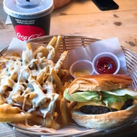 Photo taken at Tommi&amp;#39;s Burger Joint by Tiago B. on 2/23/2019