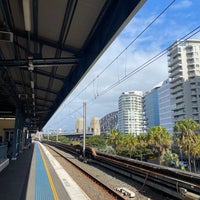 Photo taken at Milsons Point Station by Kelvin L. on 8/31/2022