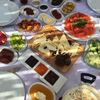 Das Foto wurde bei Çeşmeli Butik Otel - Kahvaltı von Efe B. am 6/30/2017 aufgenommen